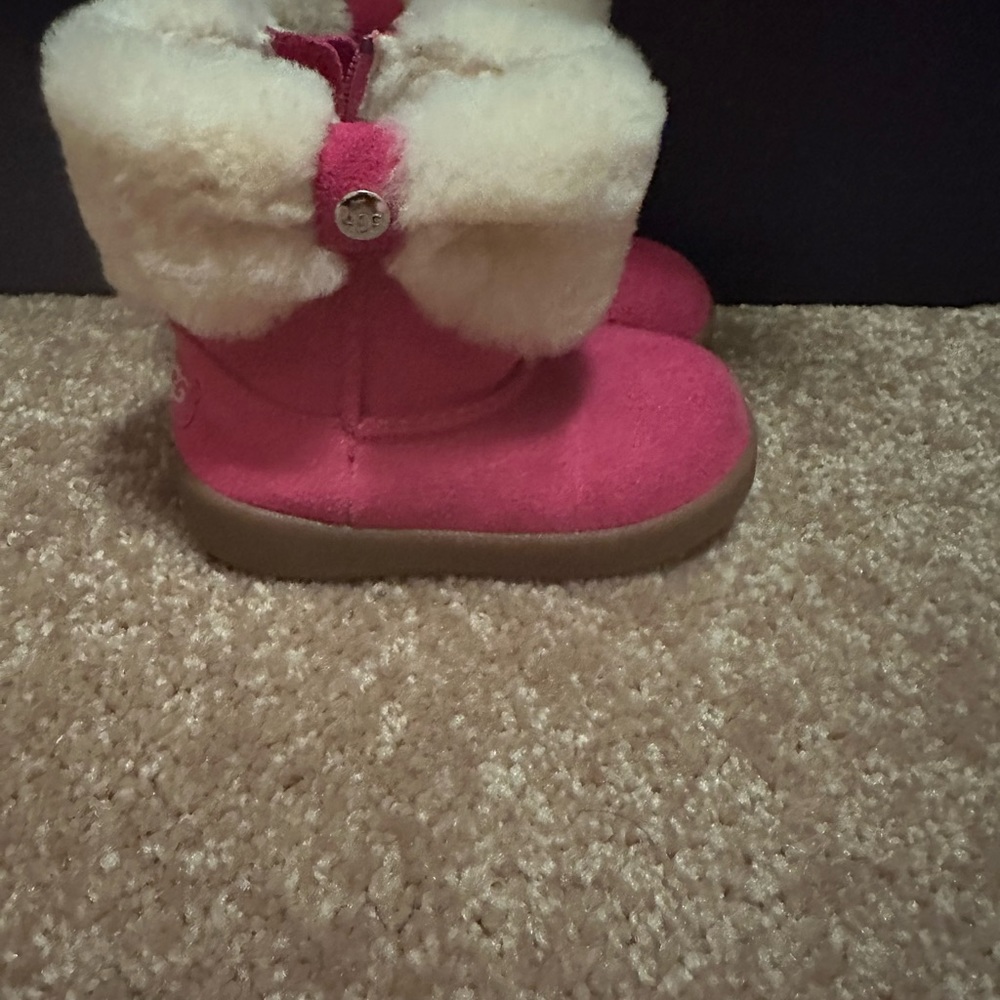 Size 4/5  pink baby Ugg boots